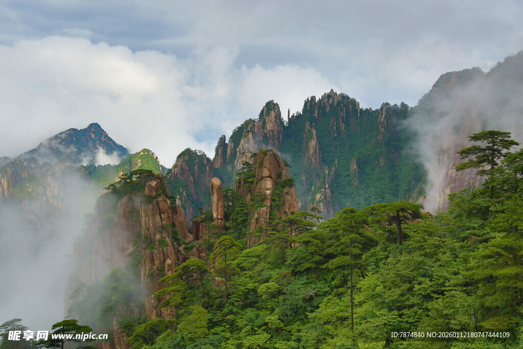 云雾缭绕的壮美山峰景观