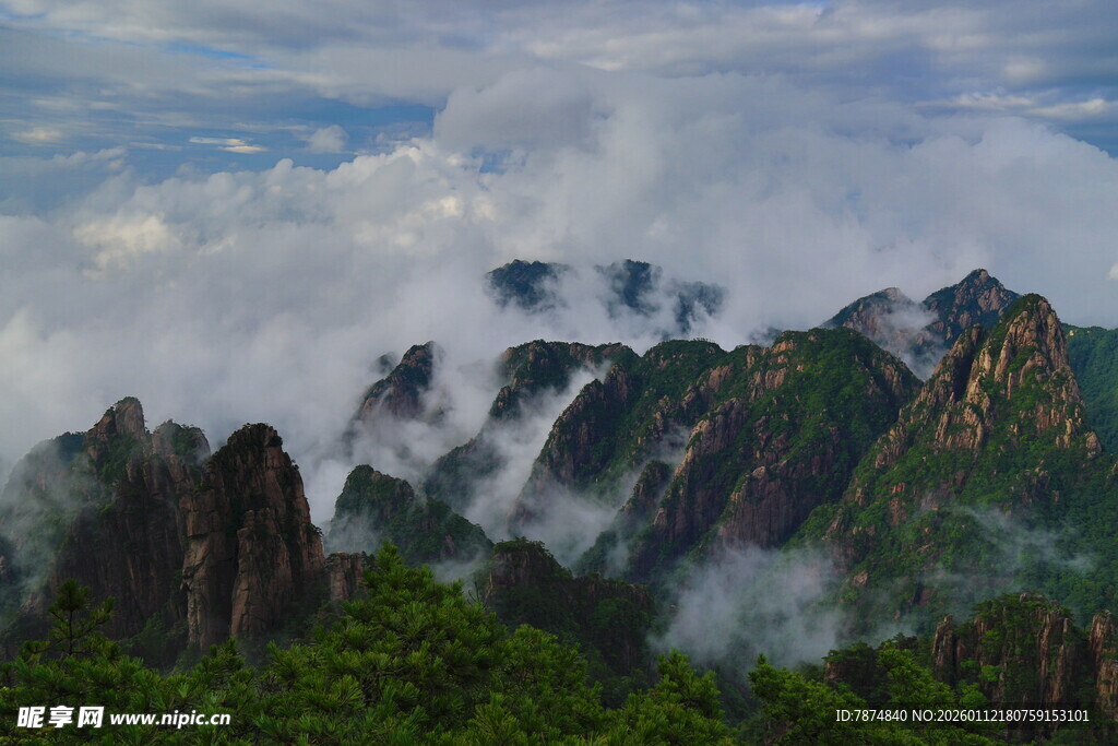 云雾缭绕的壮美山峦