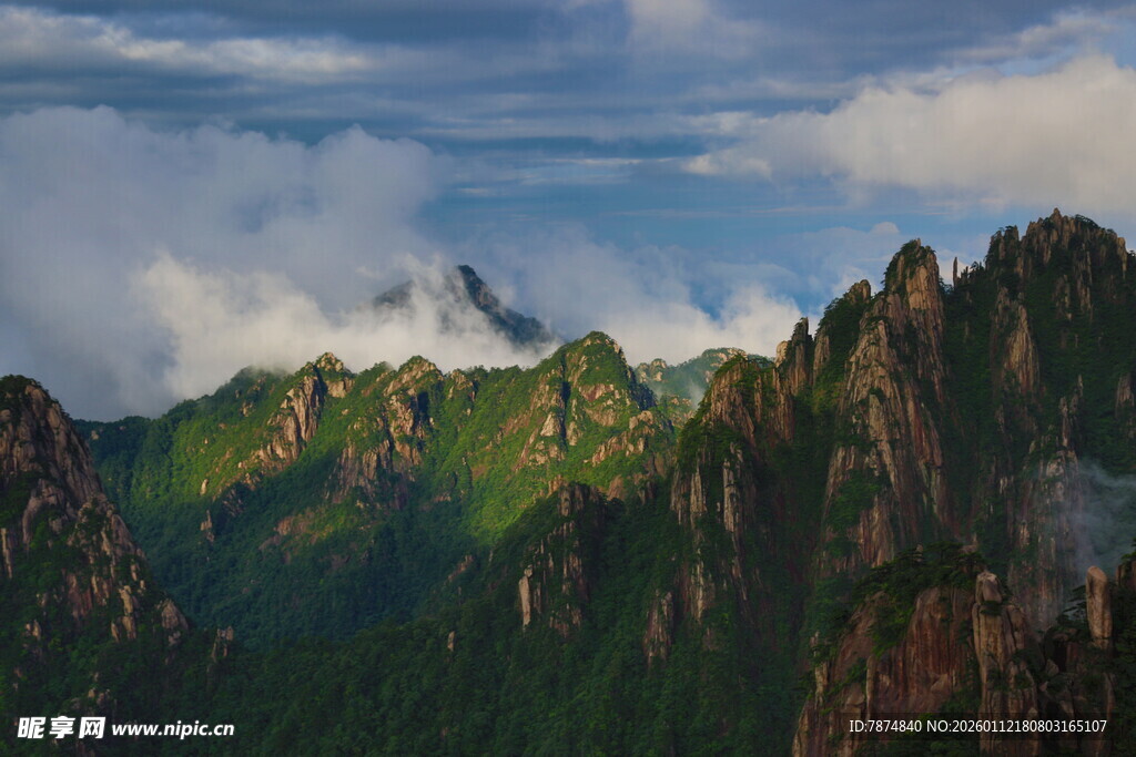 壮丽山景云雾缭绕