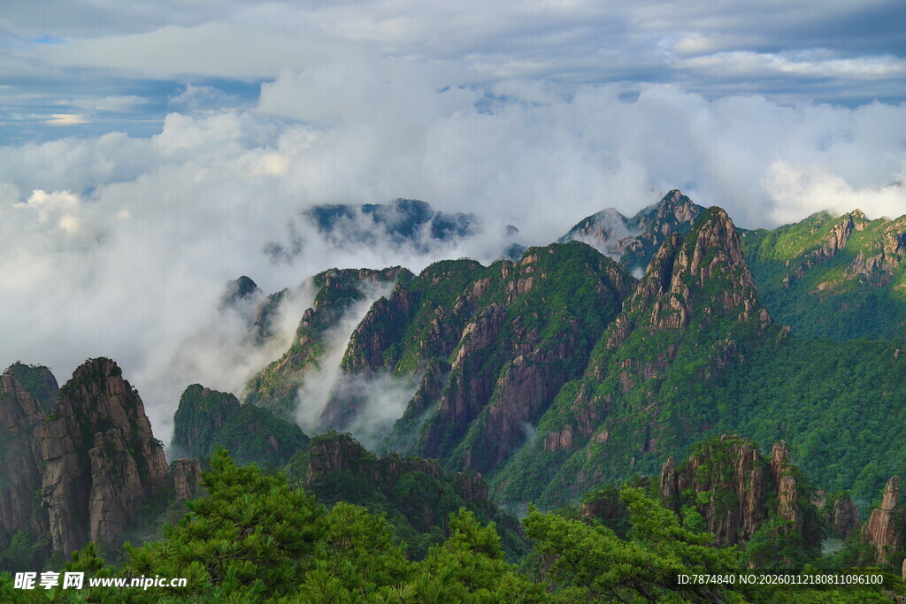 壮美云海环绕的秀丽山峰