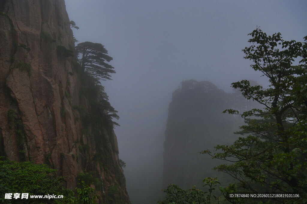 云雾缭绕的险峻山峰