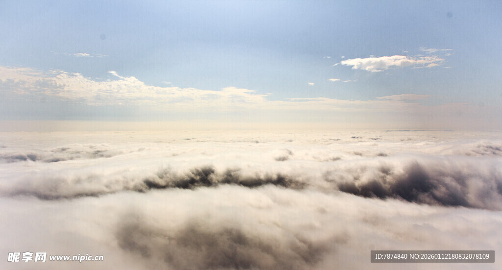 云海之上的壮丽天空景观