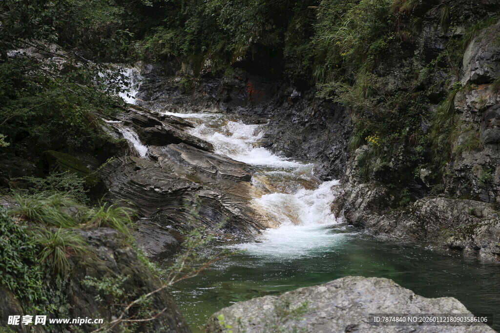 山间溪流瀑布自然美景
