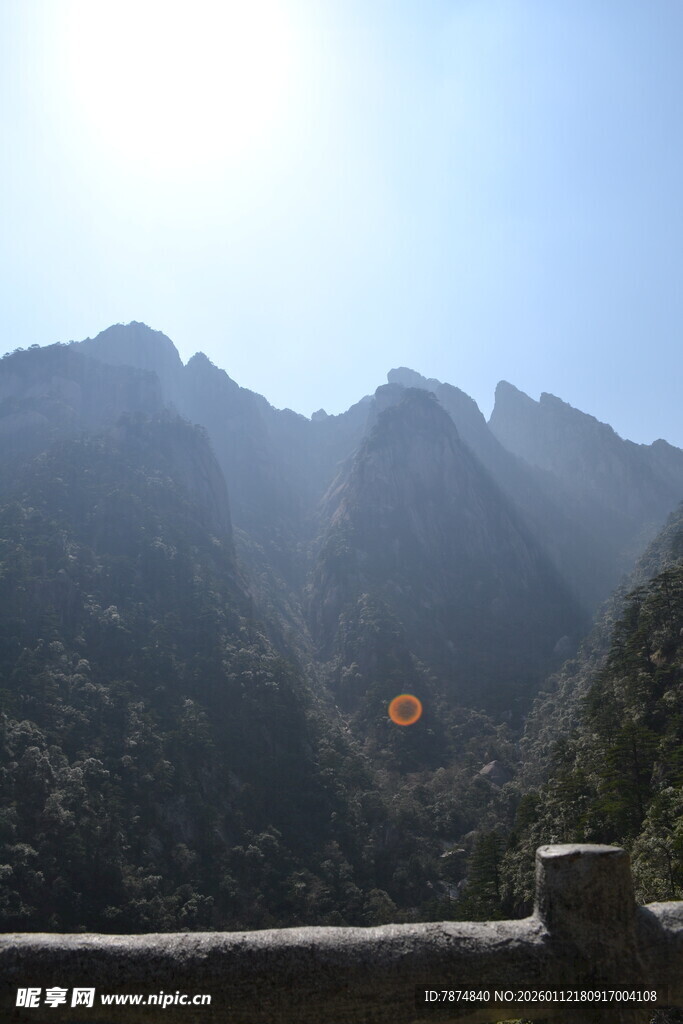 阳光照耀下的壮丽山峦