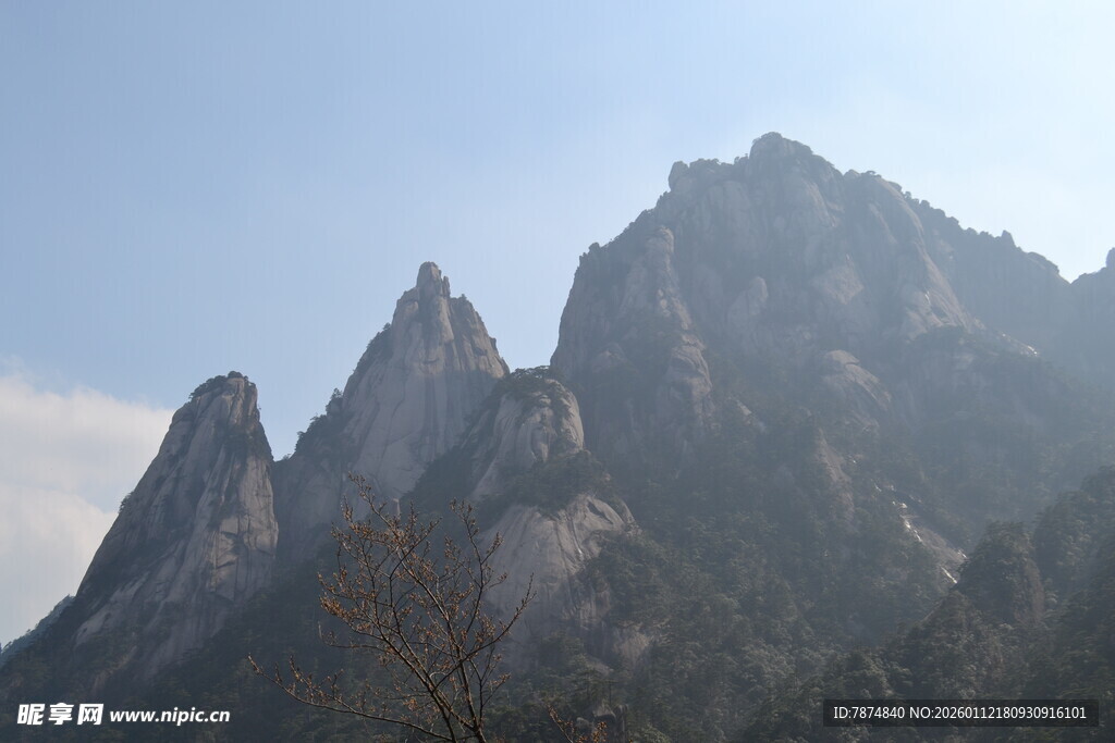 巍峨壮丽的山峰景观