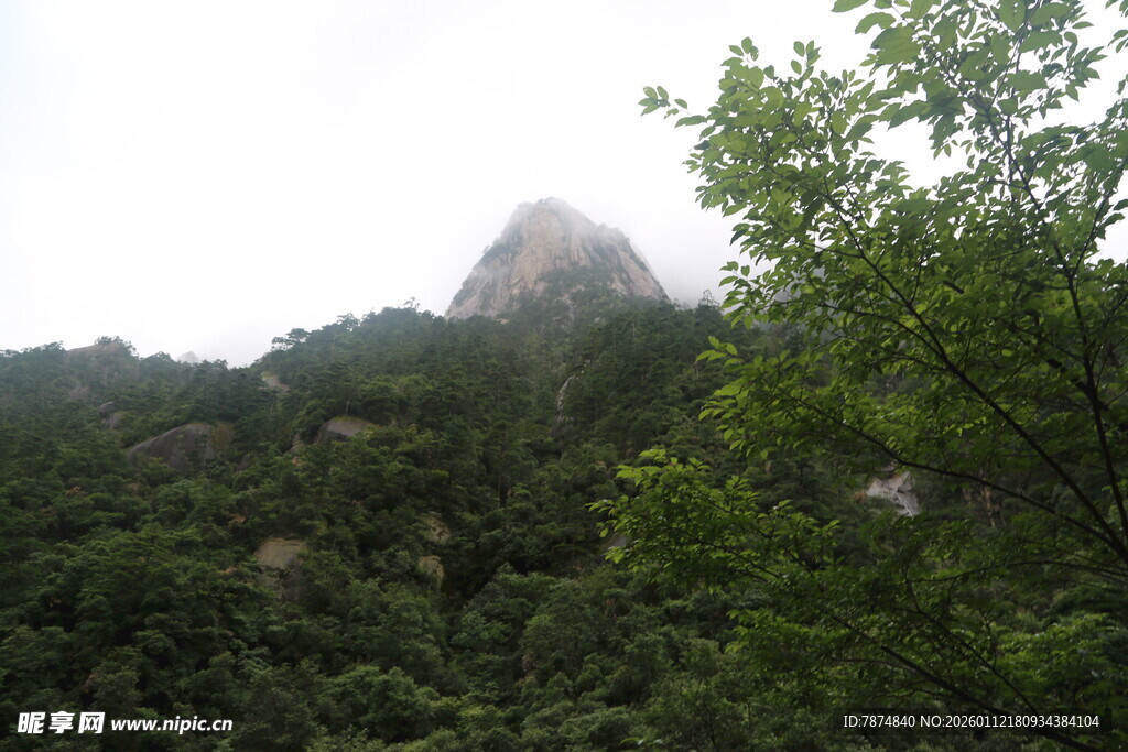 山林间的巍峨山峰