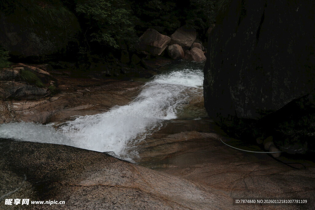 山间溪流潺潺流淌