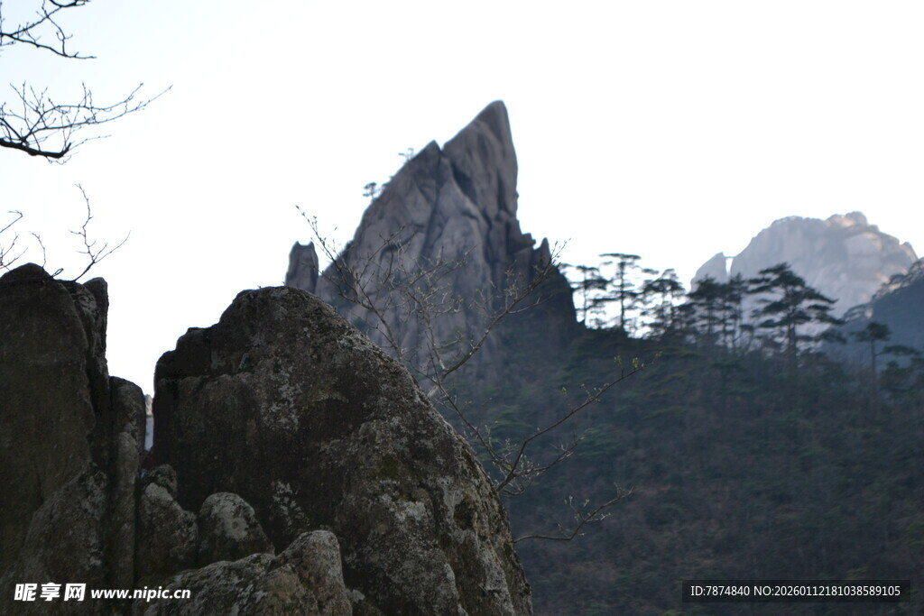 巍峨奇峰 尽显壮丽山色
