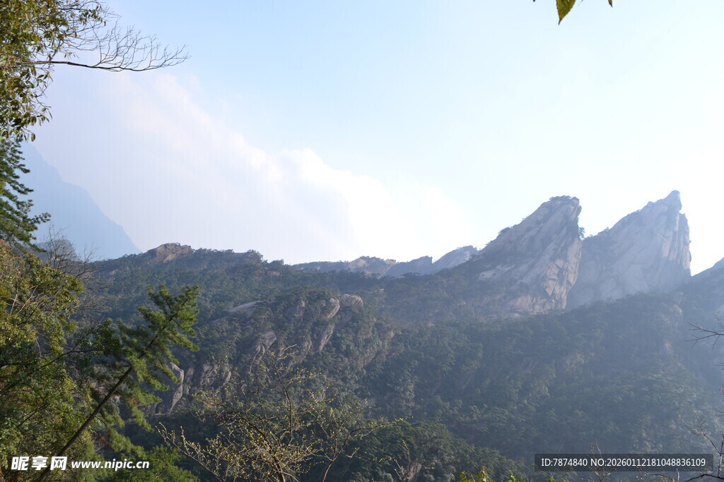秀丽山峦间的自然景致