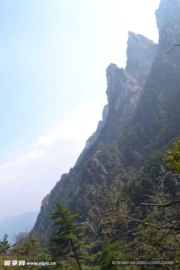 巍峨山峰与葱郁植被