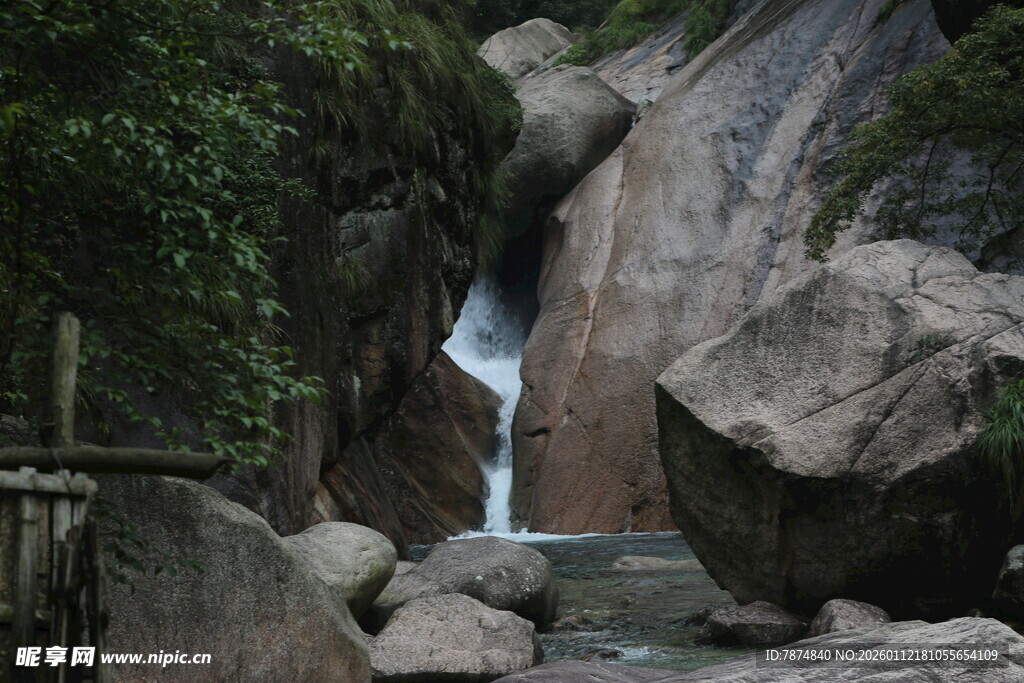 山间瀑布下的自然景致