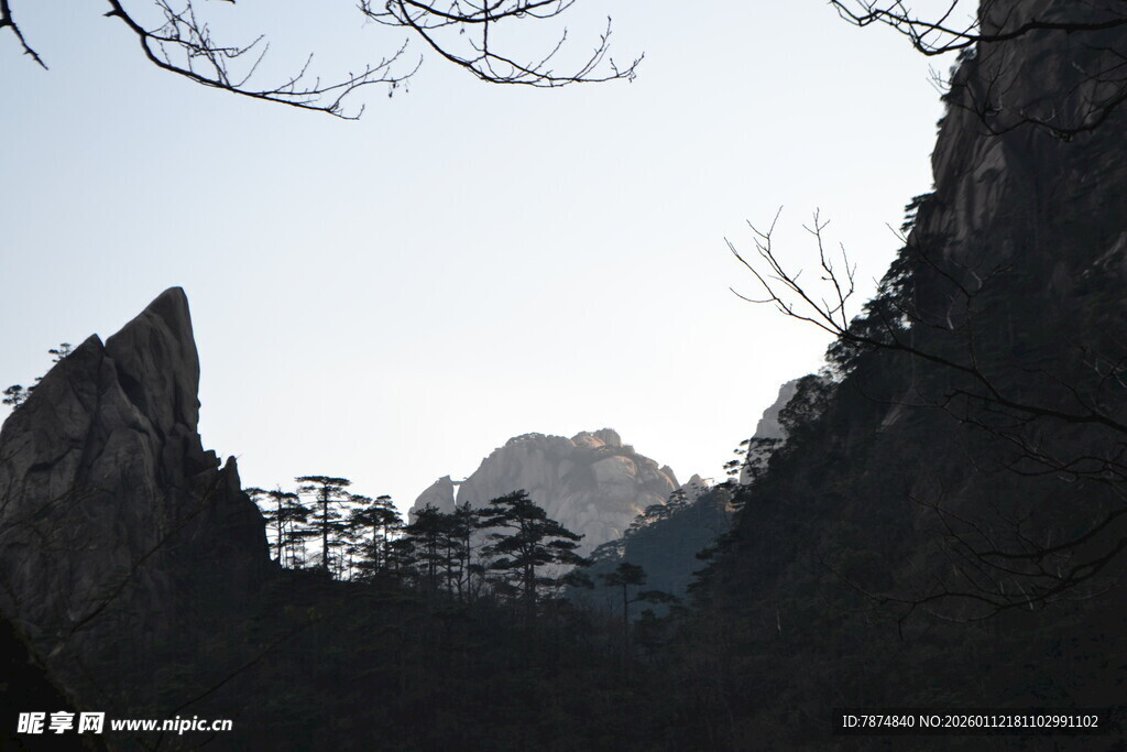 巍峨山峦间的自然景致