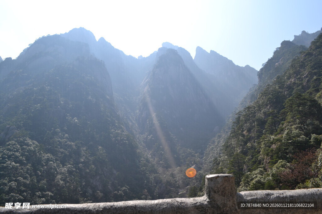 壮丽山景 阳光照耀巍峨群山