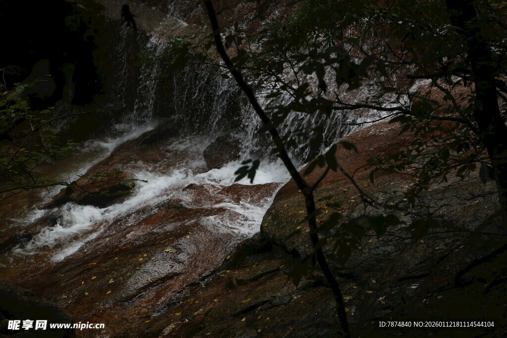 山间溪流瀑布自然美景