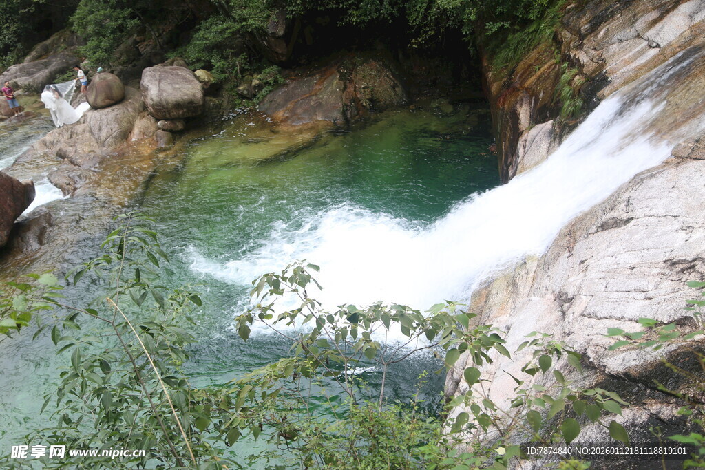 山间飞瀑下的碧绿潭水
