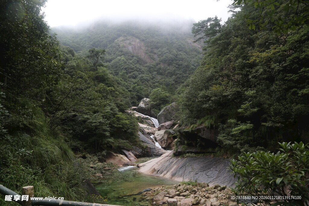 山间溪流云雾缭绕之景