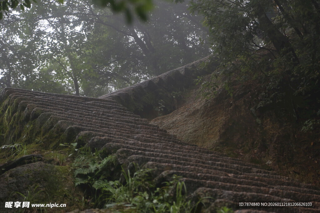 山林间的古朴石阶