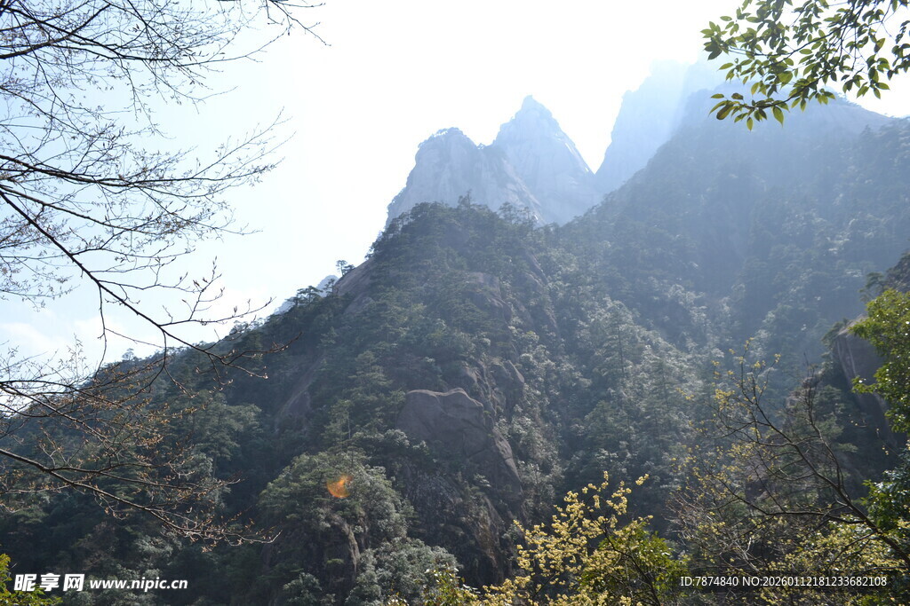 秀丽山峦间的自然景致