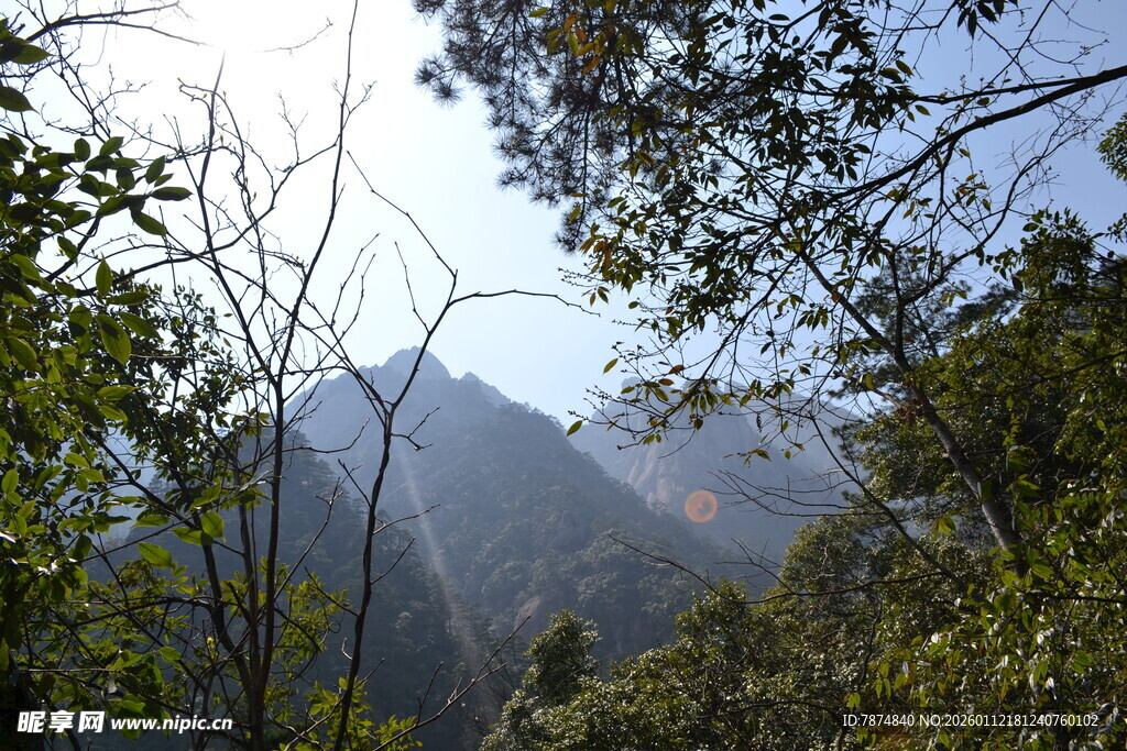 山林间远眺连绵山脉