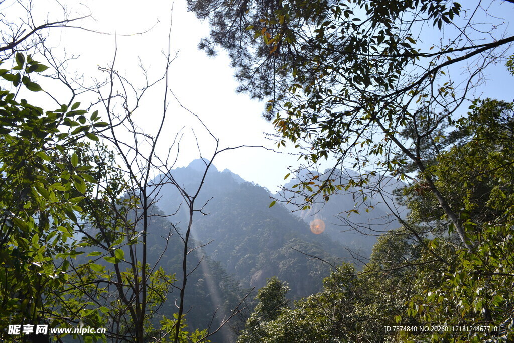 山林间的朦胧远景