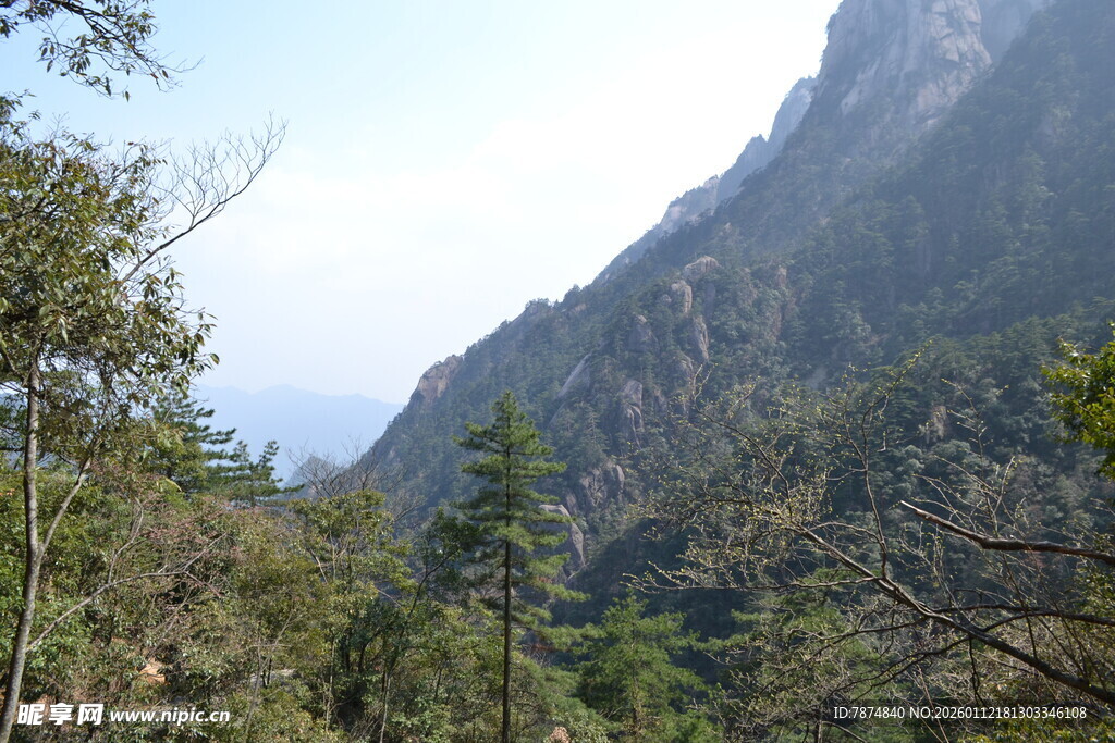 山林间的巍峨山峰景象