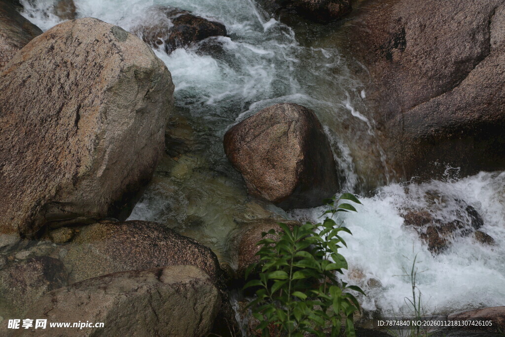 山间溪流穿石而过