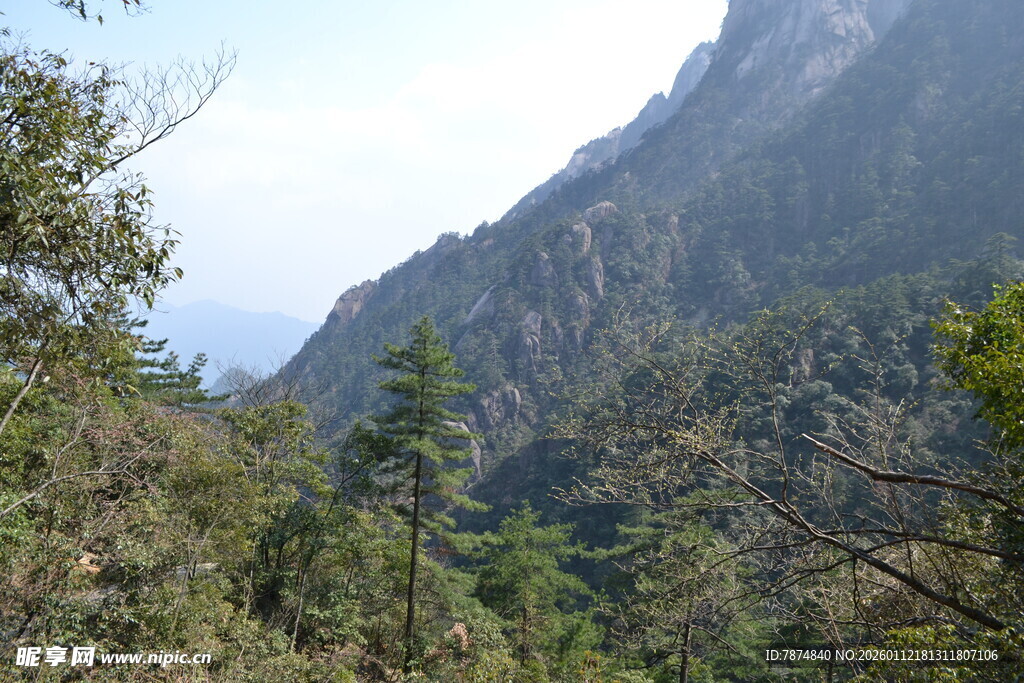山林间的巍峨山峰景色