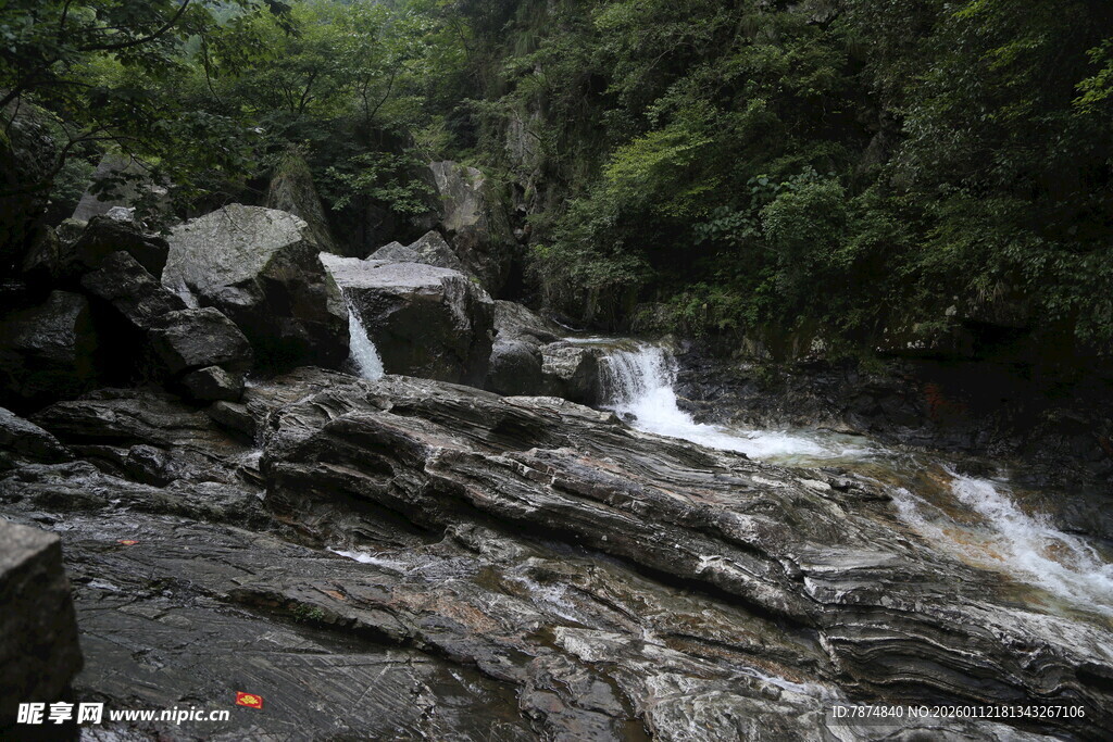 山间溪流瀑布岩石景观