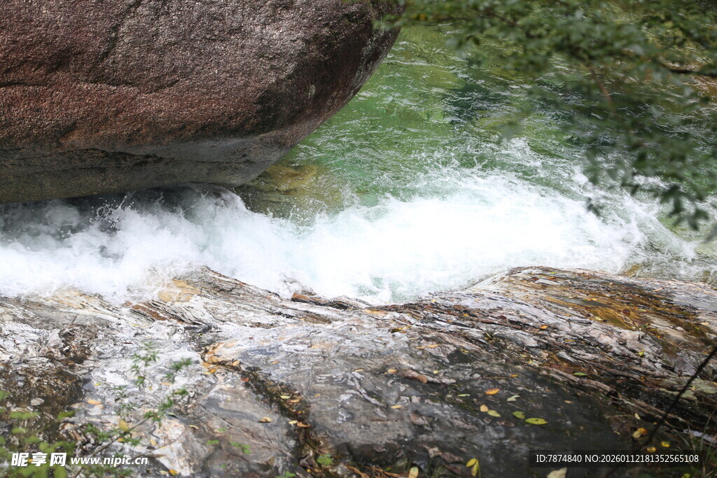 山间溪流奔涌的自然美景