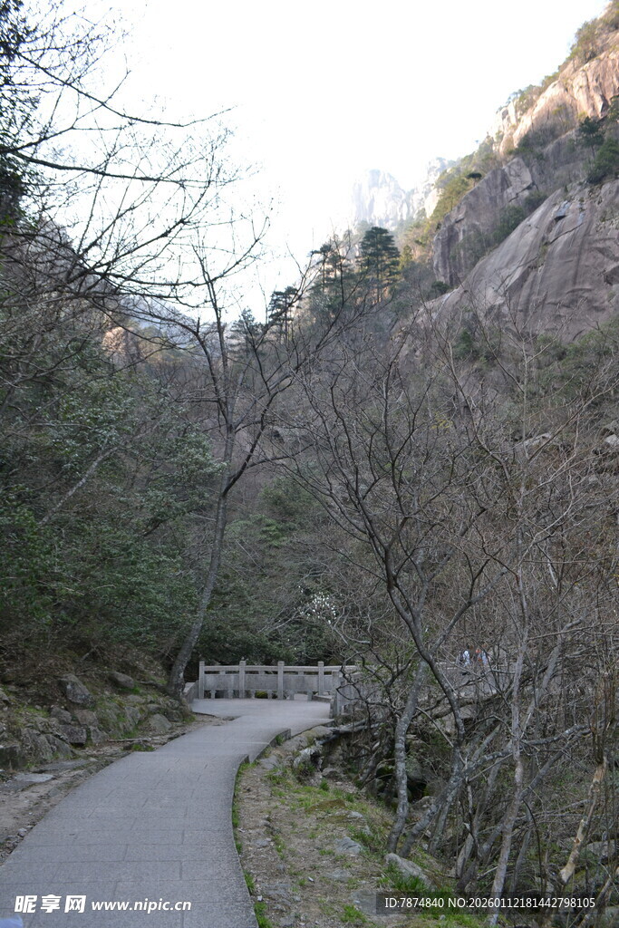 山间蜿蜒小路
