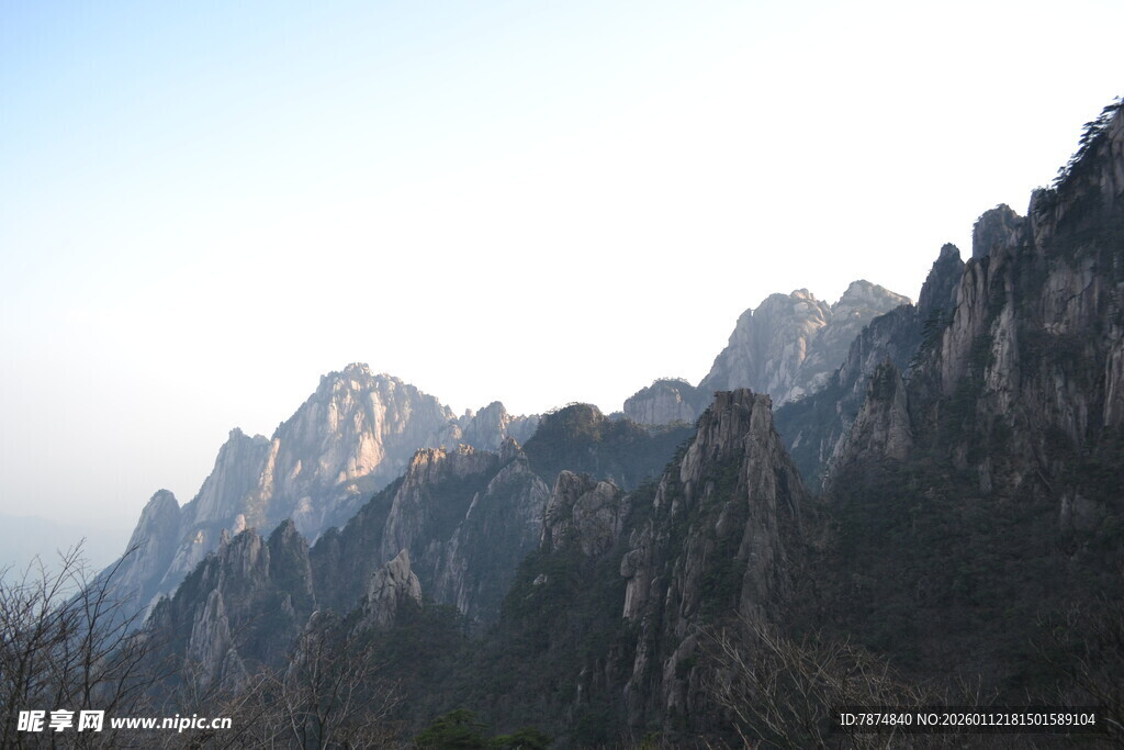 巍峨峻峭的壮丽山峰