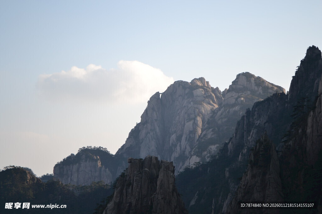 巍峨群山 云端壮丽景致