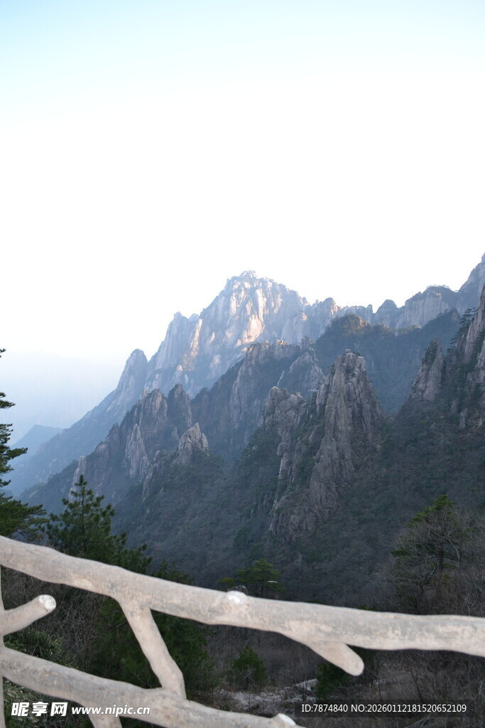 山间木栏外的壮丽山景