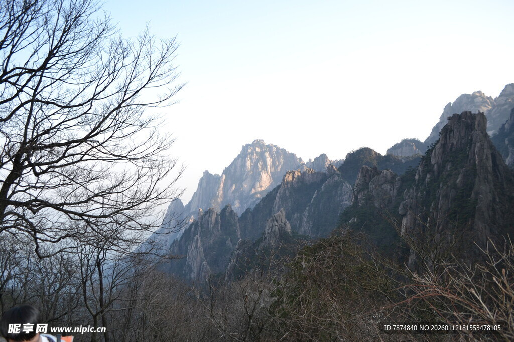 巍峨群山景色壮丽
