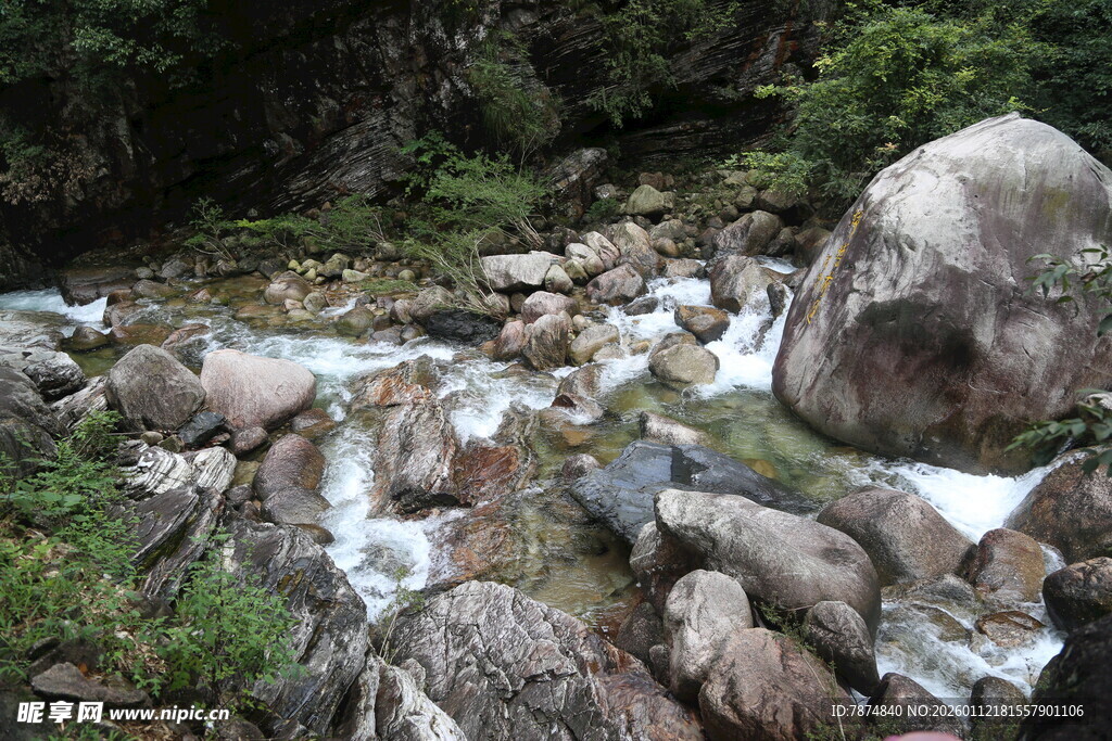 山间溪流穿石而过