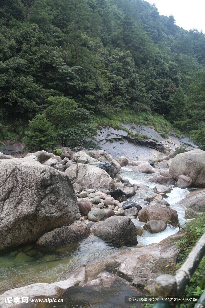 山间溪流穿石而过