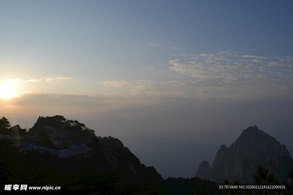 日出时分的壮丽山景