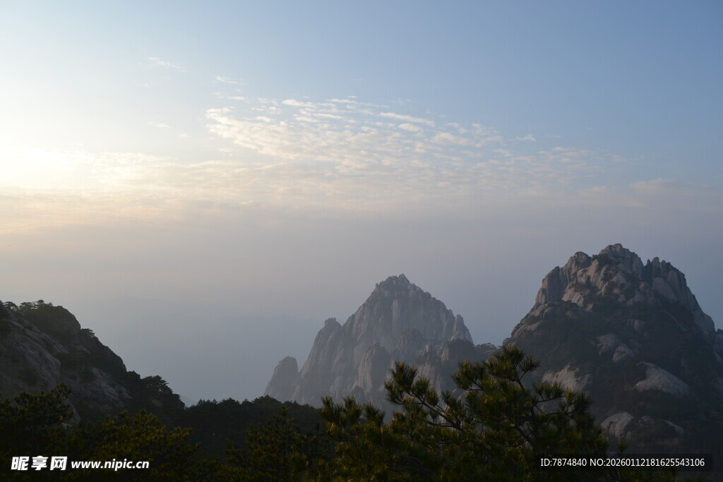 壮丽山景日出时分