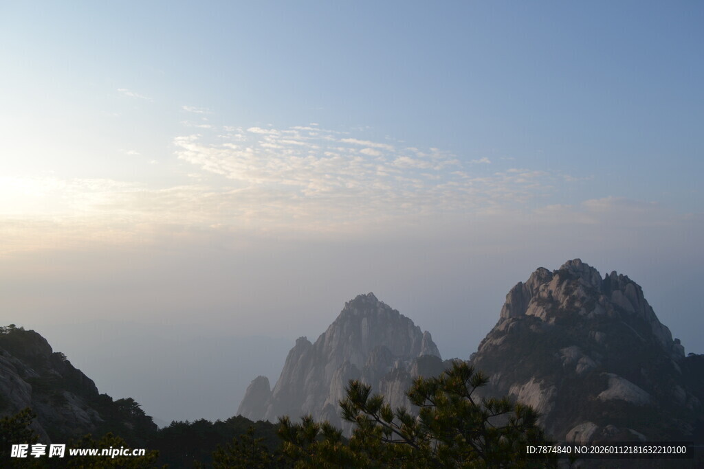 壮丽山景日出时分