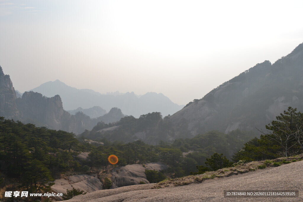 山间美景 阳光洒落山峦