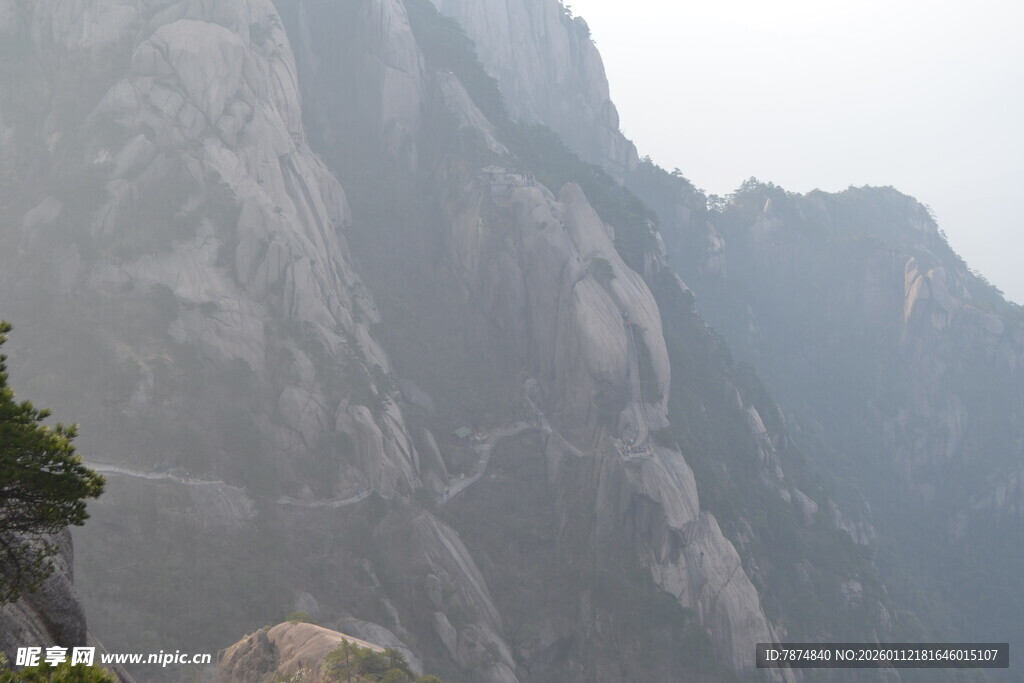巍峨险峻的壮丽山景