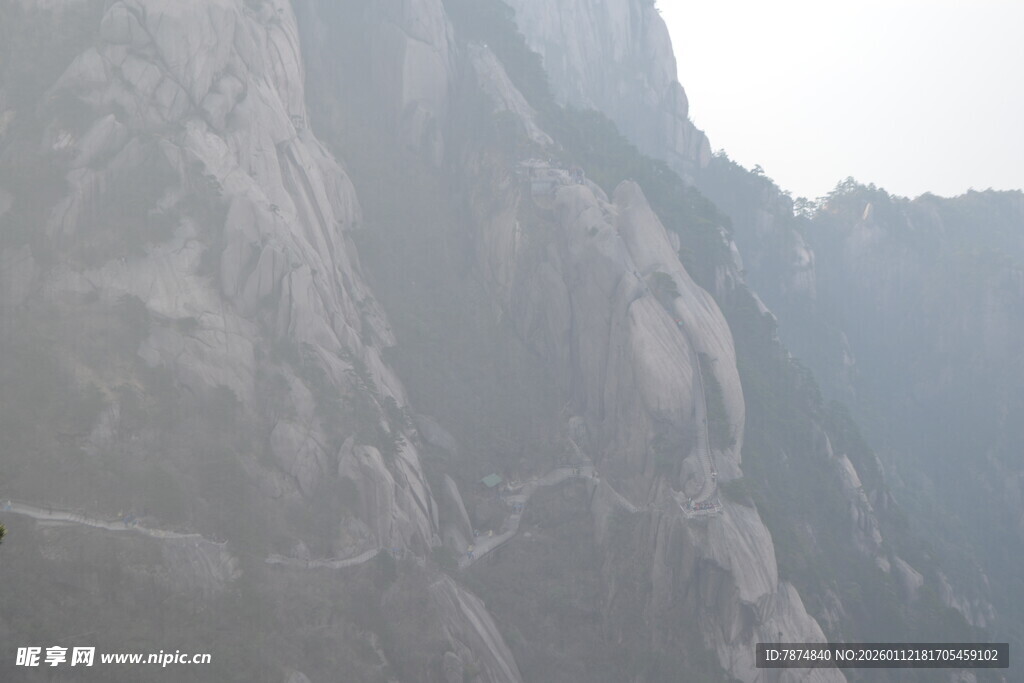 巍峨壮观的险峻山峰