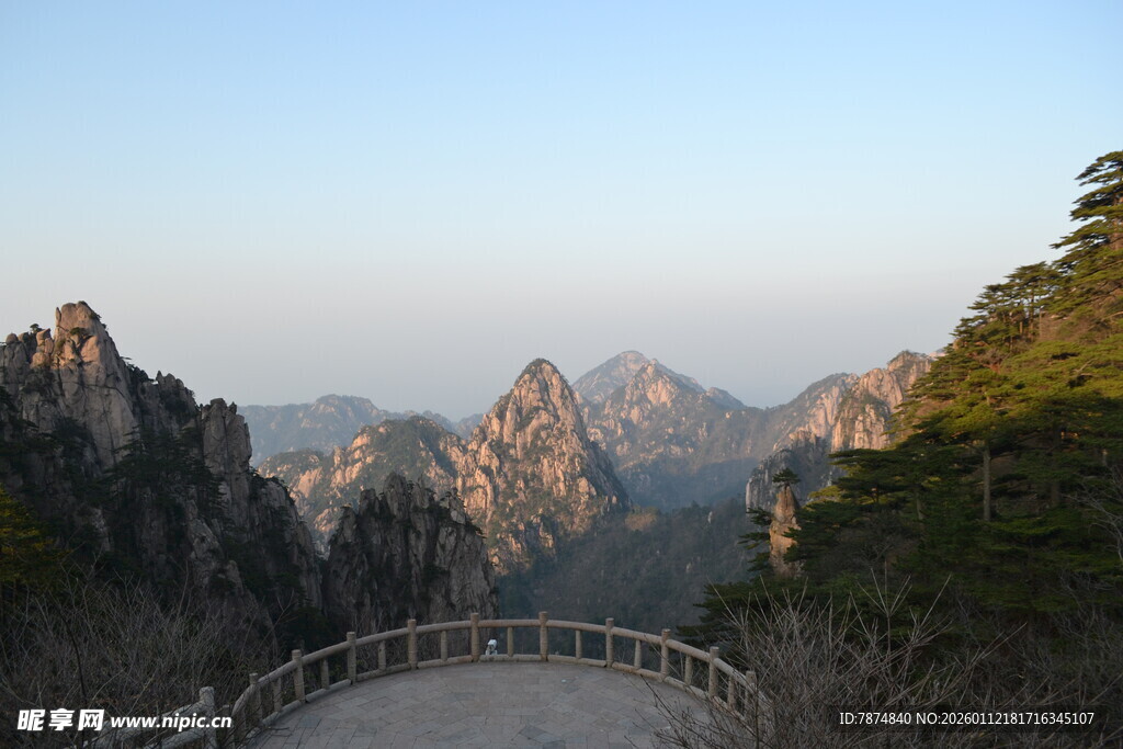 山间栈道旁的壮丽山景
