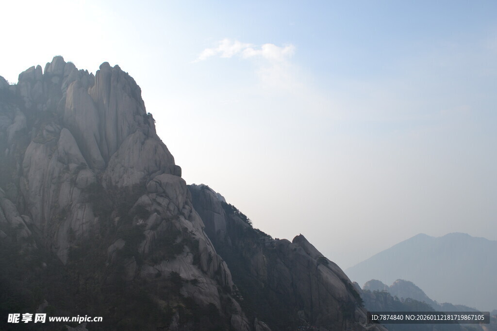 巍峨高山壮丽景致