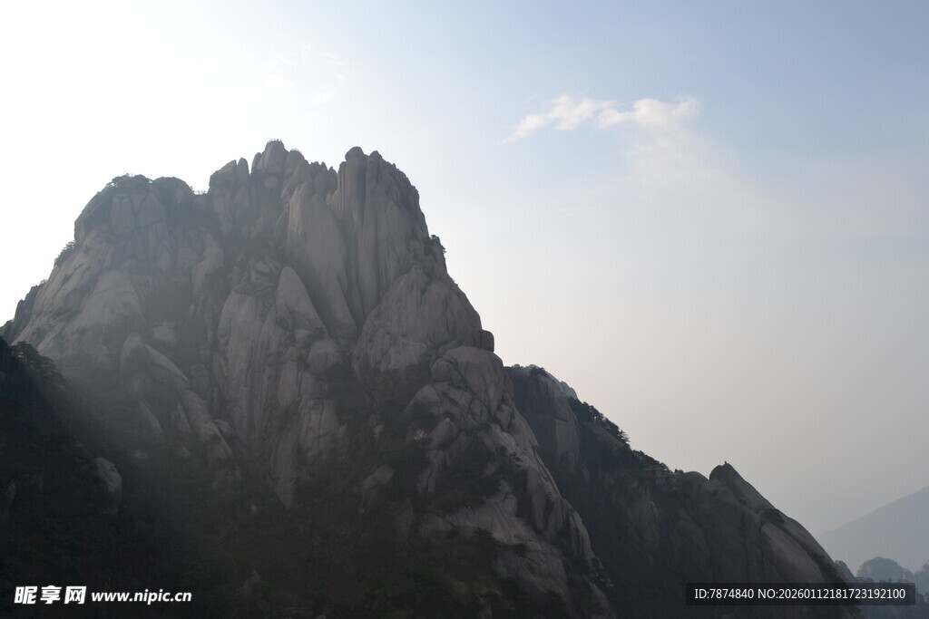 巍峨山峰映于晴朗天际