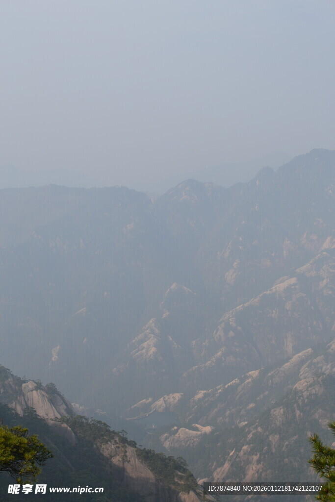 山峦叠嶂的朦胧美景