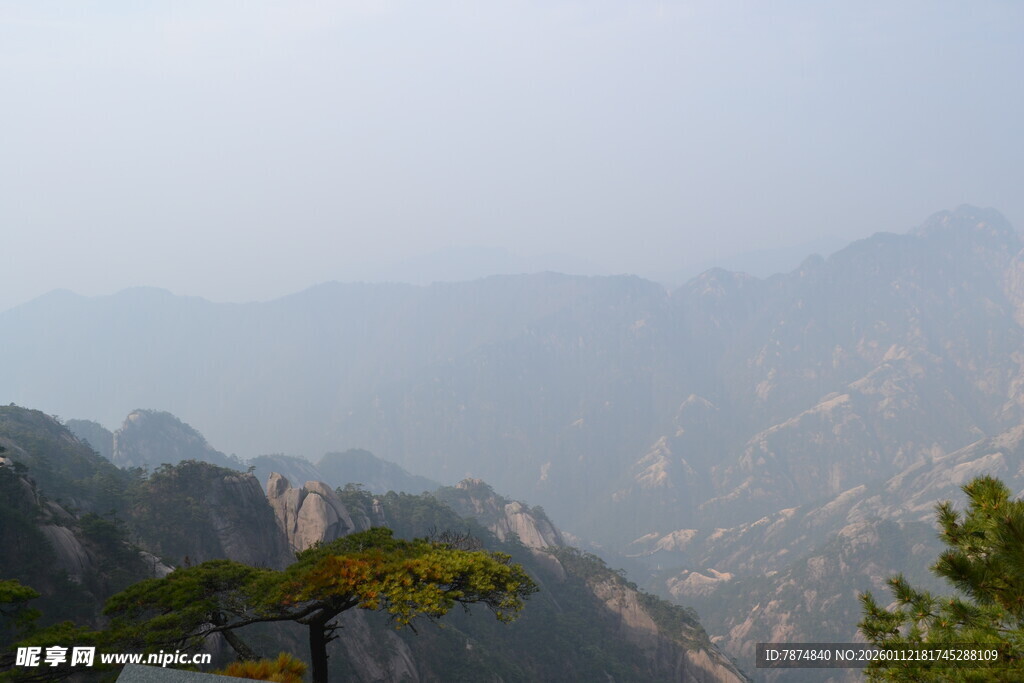 山峦叠翠间的一抹绿意