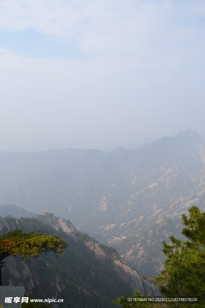 山峦云雾间的自然景致