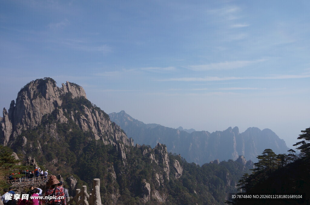 壮丽山景吸引游客驻足