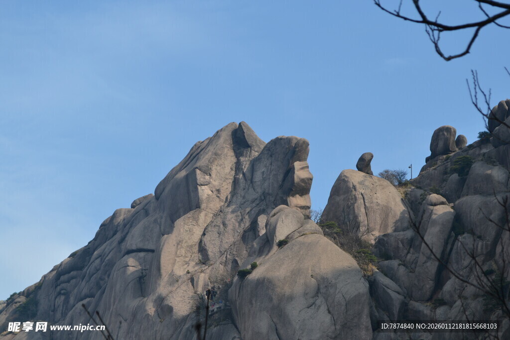 巍峨嶙峋的壮观山峰